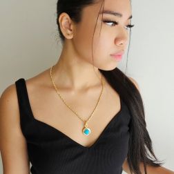 Ciondolo tondo con Cabochon a Rombo turchese e oro Giallo 18kt foto indossata