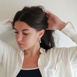 Orecchini Clips pendenti Navette con Diamanti e Perle Tahiti 13mm. Foto indossata