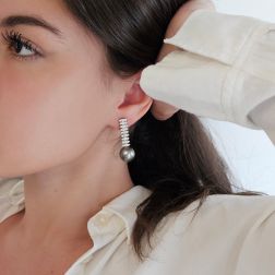 Orecchini Clips pendenti Navette con Diamanti e Perle Tahiti 13mm. Foto indossata