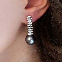 Orecchini Clips pendenti Navette con Diamanti e Perle Tahiti 13mm. Foto indossata