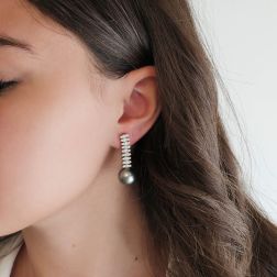 Orecchini Clips pendenti Navette con Diamanti e Perle Tahiti 13mm. Foto indossata