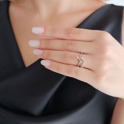 Anello Trilogy tre fili Diamanti e Oro Bianco foto indossata