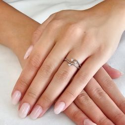 Anello Trilogy tre fili Diamanti e Oro Bianco foto indossata