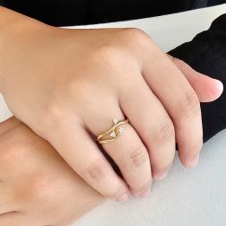Anello Trilogy tre fili Diamanti e Oro Giallo foto indossata
