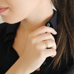 Anello Trilogy tre fili Diamanti e Oro Giallo foto indossata