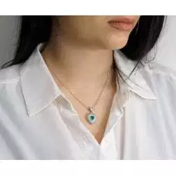 Collana Ciondolo Cuore Smeraldo e 73 Diamanti foto indossata