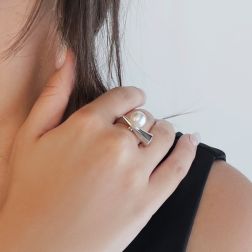 Anello Ricciolo Perla Australiana e Diamante. Foto indossata