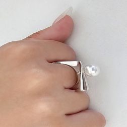 Anello Ricciolo Perla Australiana e Diamante. Foto indossata