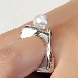 Anello Ricciolo Perla Australiana e Diamante. Foto indossata