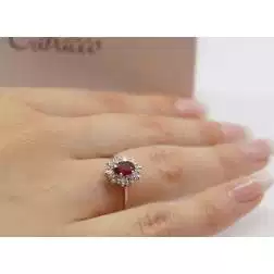 Anello Kate con Rubino 6x4mm e 10 Diamanti foto indossata