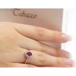Anello Kate con Rubino 6x4mm e 10 Diamanti foto indossata