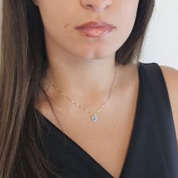Girocollo Veneta 0.7mm Punto Luce Diamante Blu Contornato in Oro Bianco - 7mm foto indossata