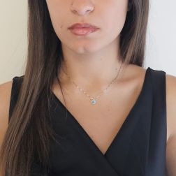 Girocollo Veneta 0.7mm Punto Luce Diamante Blu Contornato in Oro Bianco - 7mm foto indossata