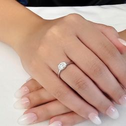 Anello Solitario SALINA Diamante Ovale 1ct foto indossata