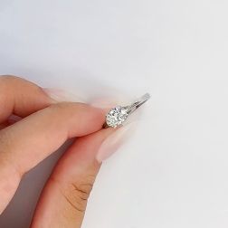 Anello Solitario SALINA Diamante Ovale 1ct foto indossata