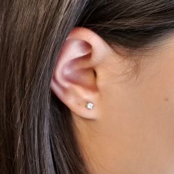 Orecchini Solitari Punto Luce Simple con diamanti 0.08/0.12ct ciascuno foto indossata