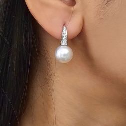 Orecchini Monachella Perla 10-10.50mm e Diamanti foto indossata