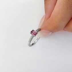 Anello Solitario Zaffiro Rosa Ovale e 8 Diamanti in Oro Bianco Foto indossata