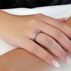 Anello Solitario Zaffiro Rosa Ovale e 8 Diamanti in Oro Bianco - Foto indossata