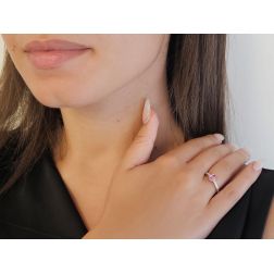 Anello Solitario Zaffiro Rosa Ovale e 8 Diamanti in Oro Bianco -  Foto indossata