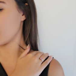 Anello Solitario Zaffiro Rosa Ovale e 8 Diamanti in Oro Bianco Foto indossata