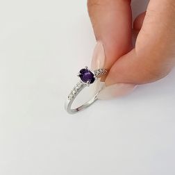 Anello Solitario Ametista Ovale e 8 Diamanti in Oro Bianco