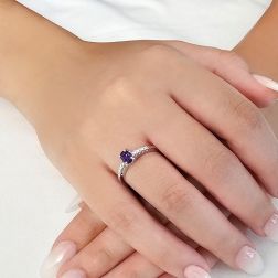 Anello Solitario Ametista Ovale e 8 Diamanti in Oro Bianco Foto indossata