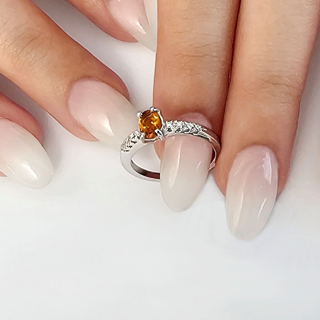 Anello Solitario Topazio Ovale e 8 Diamanti in Oro Bianco Foto Indossata