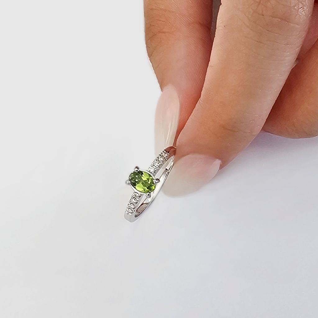 Anello Solitario Peridoto Ovale e 8 Diamanti in Oro Bianco