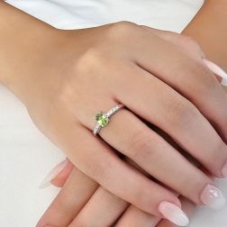 Anello Solitario Peridoto Ovale e 8 Diamanti in Oro Bianco foto indossata