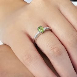 Anello Solitario Peridoto Ovale e 8 Diamanti in Oro Bianco foto indossata