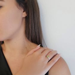 Anello Solitario Peridoto Ovale e 8 Diamanti in Oro Bianco foto indossata
