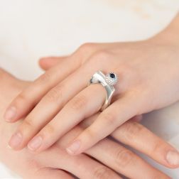 Anello Ricciolo Zaffiro Blu e Diamanti foto indossata
