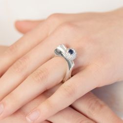 Anello Ricciolo Zaffiro Blu e Diamanti foto indossata