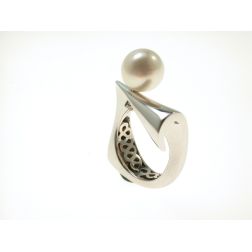 Ring with Australian Pearl and Diamond