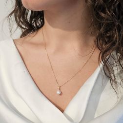photo of worn white pearl pendant in yellow gold