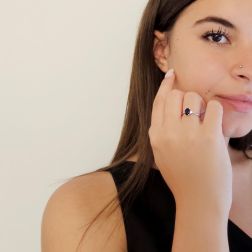 Anello Solitario Zaffiro Blu ovale 7x5mm e 2 Diamanti in Oro Bianco - foto indossata