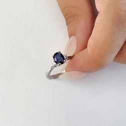 Anello Solitario Zaffiro Blu ovale 7x5mm e 2 Diamanti in Oro Bianco