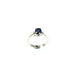 Anello Solitario Zaffiro Blu ovale 7x5mm e 2 Diamanti in Oro Bianco