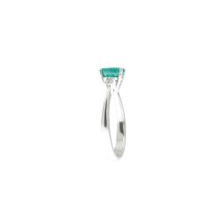 Anello Solitario Smeraldo ovale 7x5mm e 2 Diamanti in Oro Bianco