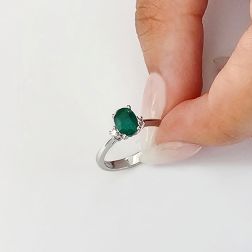Anello Solitario Smeraldo ovale 7x5mm e 2 Diamanti in Oro Bianco