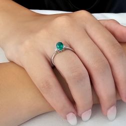 Anello Solitario Smeraldo ovale 7x5mm e 2 Diamanti in Oro Bianco foto indossata