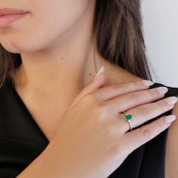 Anello Solitario Smeraldo ovale 7x5mm e 2 Diamanti in Oro Bianco foto indossata
