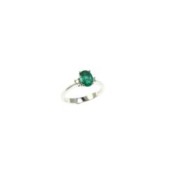 Anello Solitario Smeraldo ovale 7x5mm e 2 Diamanti in Oro Bianco