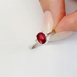 Anello Solitario Rubino ovale 7x5mm e 2 Diamanti in Oro Bianco