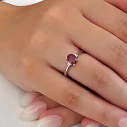Anello Solitario Rubino ovale 7x5mm e 2 Diamanti in Oro Bianco foto indossate