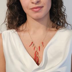 Collana con Cornetti in Corallo e Oro Giallo foto indossata