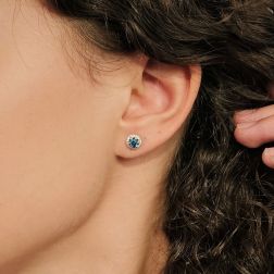 Orecchini Punto Luce Diamanti Blu 0.53ct Contornati foto indossata