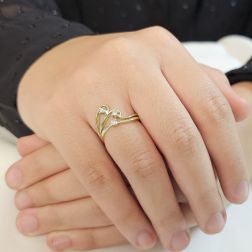 Anello Trilogy in Oro Giallo e Diamanti con tre fili intrecciati foto indossata