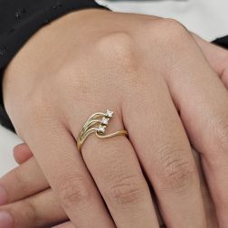 Anello Trilogy in Oro Giallo e Diamanti a tre fili foto indossata